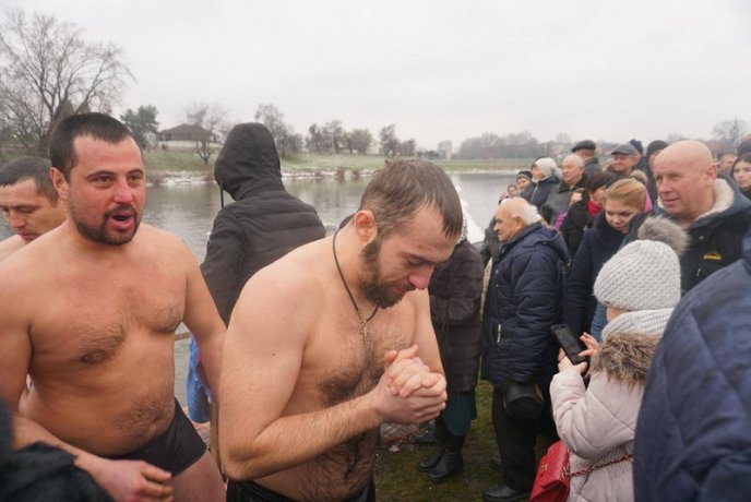 Як у Мукачеві на Водохреща у води Латориці занурювались – 11