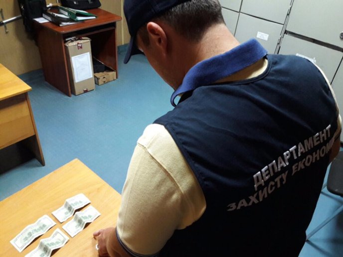 Начальника відділу митного посту "Вилок" затримали під час отримання хабара – 02