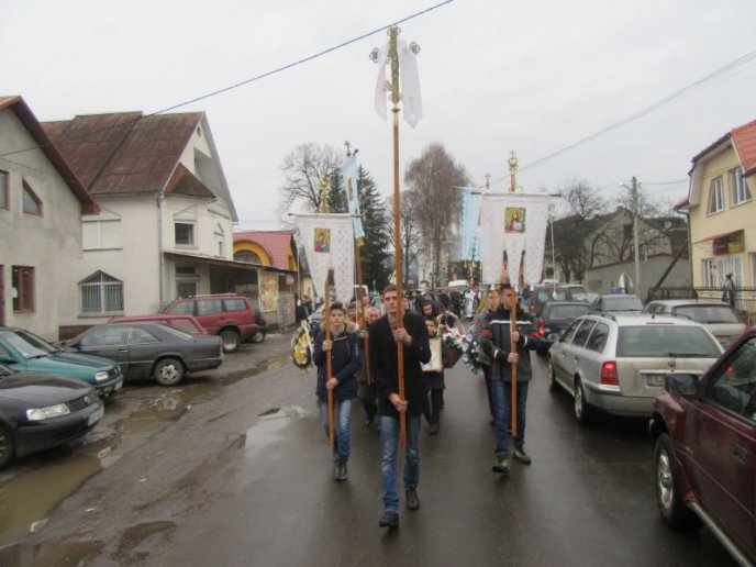 На Хустщині провели в останню путь священика, який загинув у ДТП під Житомиром – 09