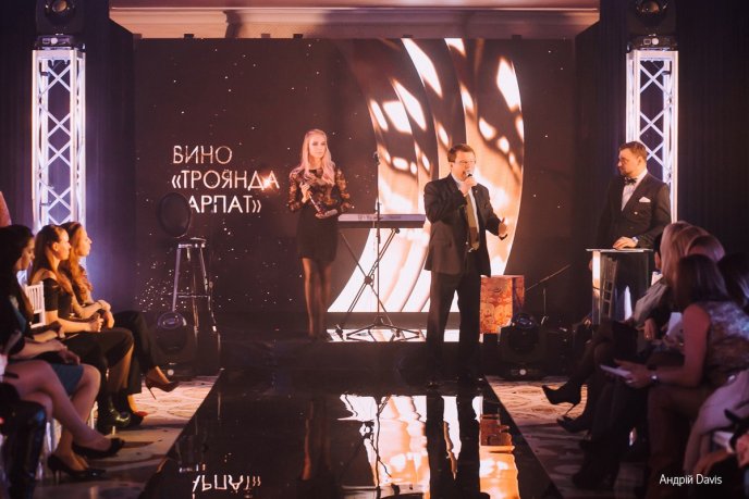 Мода заради життя: на Закарпатті відбувся ІІІ-й благодійний показ мод дизайнерки Роксолани Новак – 172