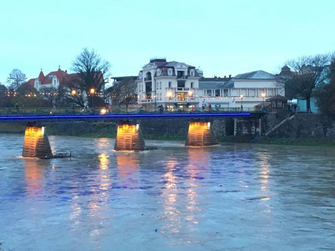 В Ужі вода дісталася до підпірних стінок набережної  – 05 В Ужі вода дісталася до підпірних стінок набережної  – 05