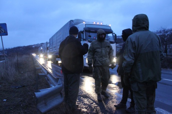 Закарпатські активісти продовжують блокаду російських вантажівок – 01