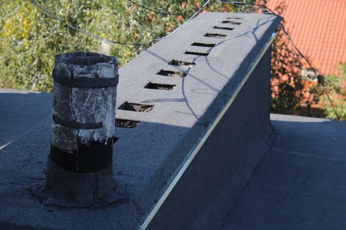 У Мукачеві ремонтують дахи на чотирьох багатоповерхівках – 05