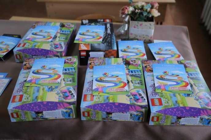 У Мукачеві дитячі будинки сімейного типу отримають подарунки – 01