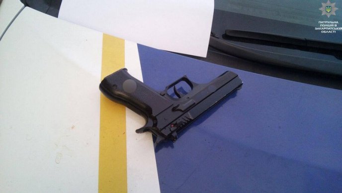 Вулицями Ужгорода розгулював чоловік, у якого був пістолет – 01