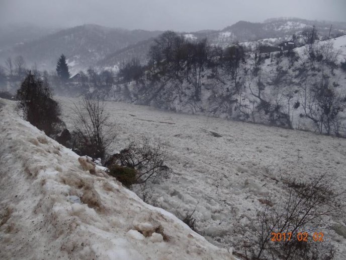 Нищівна негода: величезні брили льоду ламають на своєму шляху огорожі та містки – 02