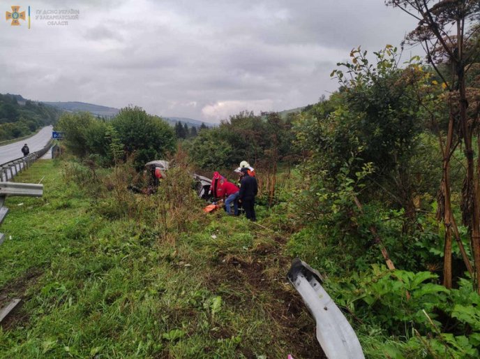 Водійку Peugeot затисло в машині: на Закарпатті трапилась аварія – 03
