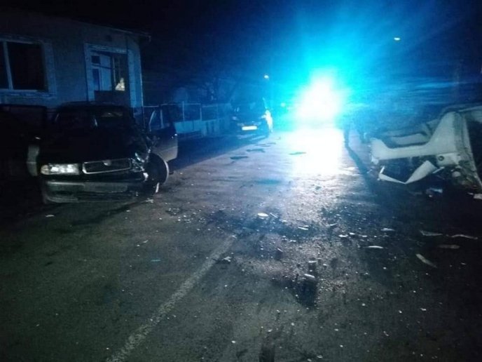 Вночі сталась аварія. Одна з машин перекинулась на дах – 01 Вночі сталась аварія. Одна з машин перекинулась на дах – 01