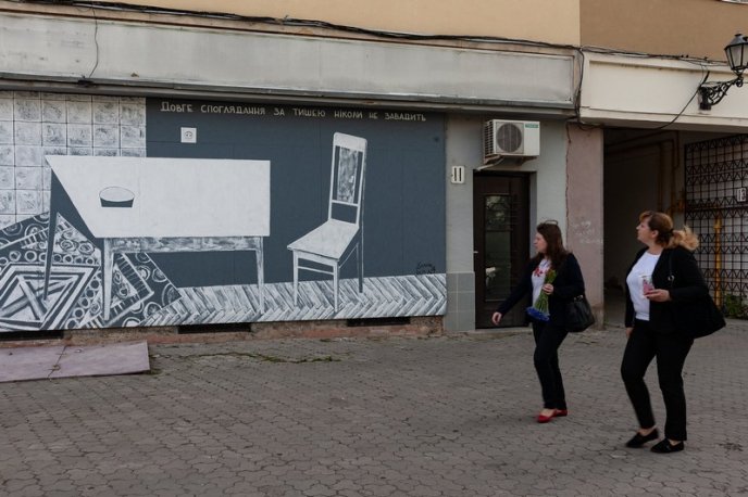 Центральні площі Ужгорода прикрасили малюнки у стилі стріт-арт – 02