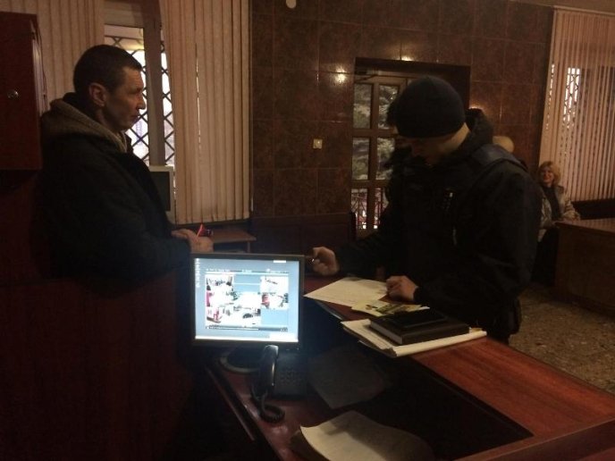 У Мукачівському міськрайонному суді відбувся інцидент за участі громадських активістів – 03