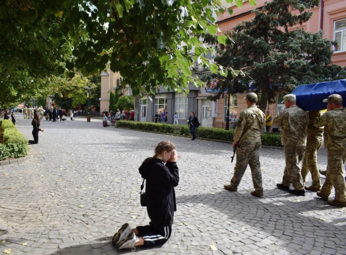 На Закарпатті, стоячи на колінах, проводжали в останню путь Героя – 01
