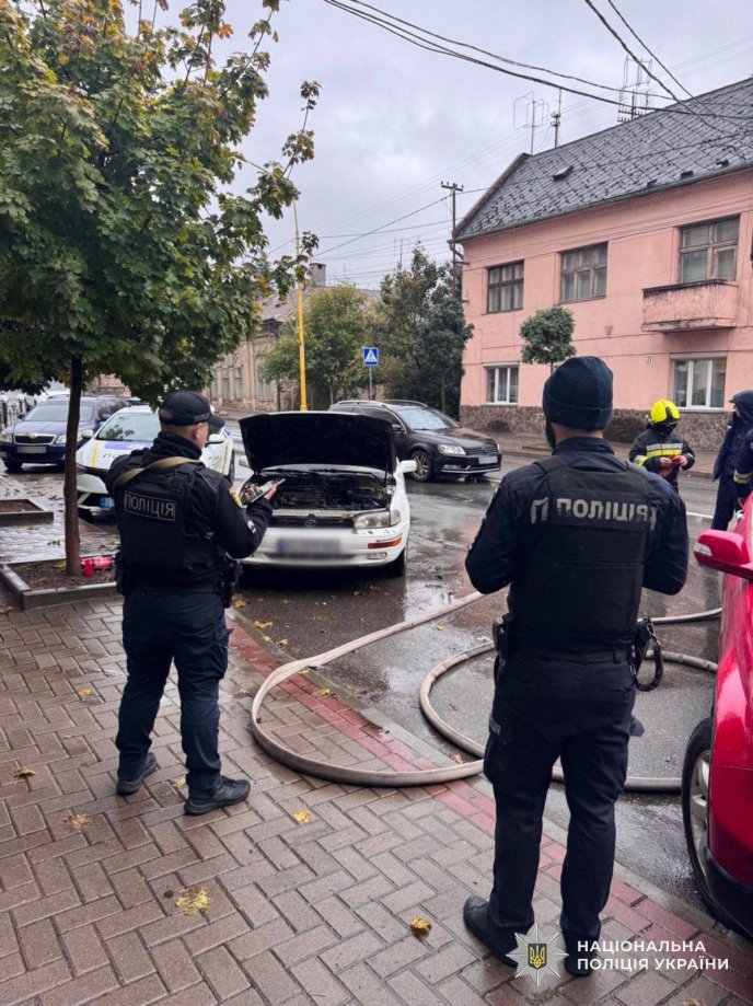 В Ужгороді посеред вулиці спалахнула машина – 01 В Ужгороді спалахнула машина