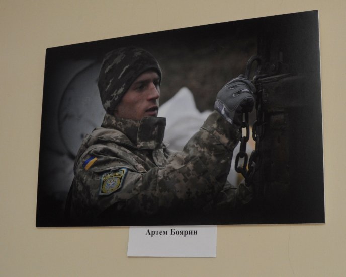 У фойє Закарпатської ОДА відкрили виставку світлин воїнів АТО – 05