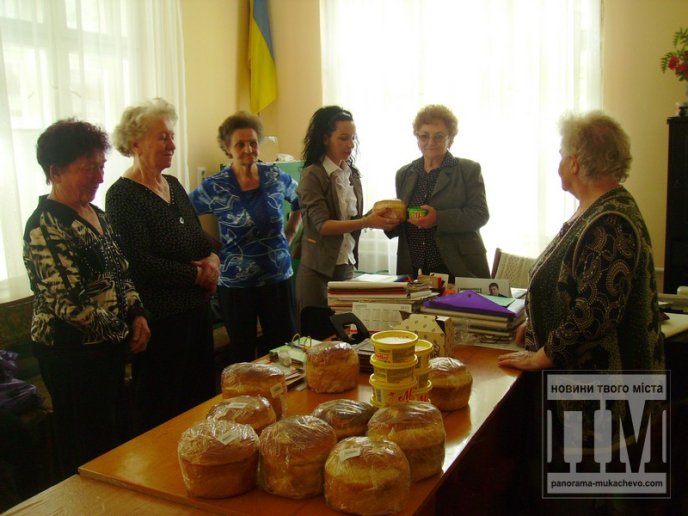 Місцевий осередок ВО "Батьківщина" роздавав безкоштовно паски (ФОТО) – 01