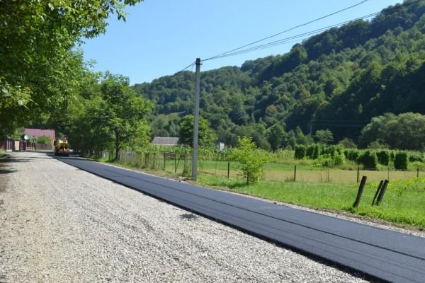 На Тячівщині триває будівництво автомобільних доріг, які з’єднають села – 03