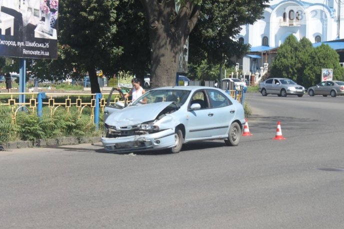 На перехресті біля колишнього універмагу "Україна" в Ужгороді зіткнулись дві іномарки – 01 На перехресті біля колишнього універмагу "Україна" в Ужгороді зіткнулись дві іномарки – 01