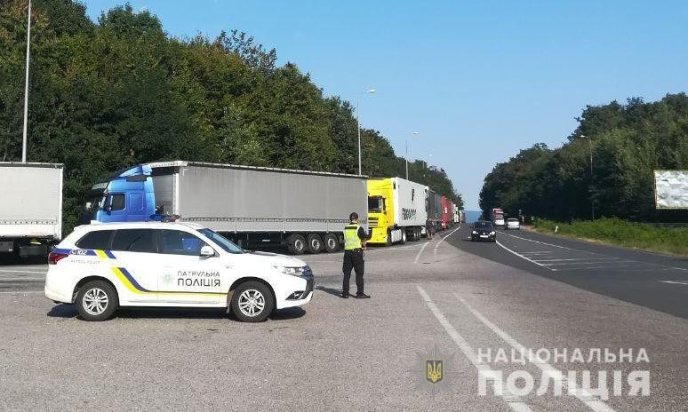 Величезні черги на КПП: довелось втрутитись поліції – 03
