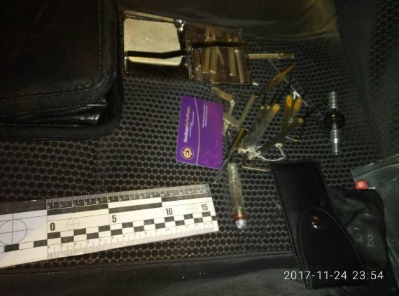 Чоловіки зі Львівщини намагалися ввезти на Закарпаття наркотики, набої та відмички – 02