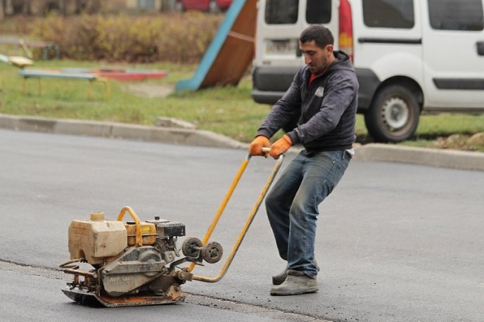 У Мукачеві асфальтують проїзд на Росвигівській – 08