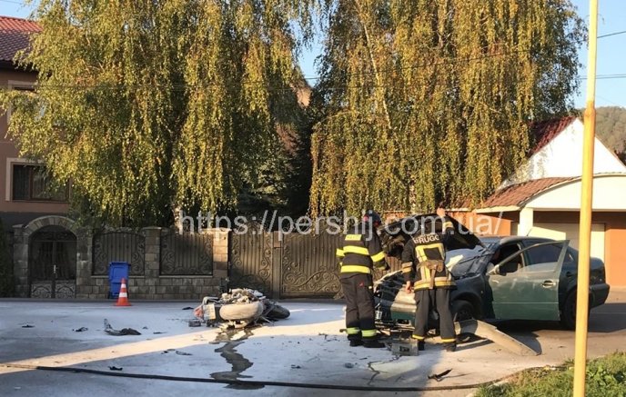 У Мукачеві лоб у лоб зіткнулись авто та мотоцикл – 05