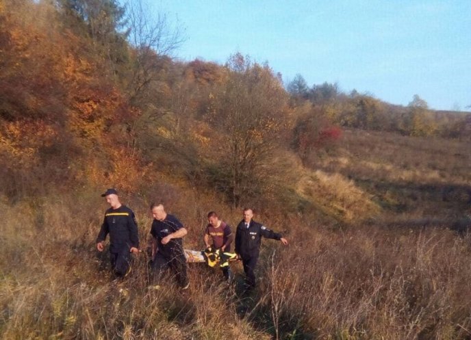 У лісі знайшли непритомного чоловіка. Поруч із ним сидів і завивав пес – 03