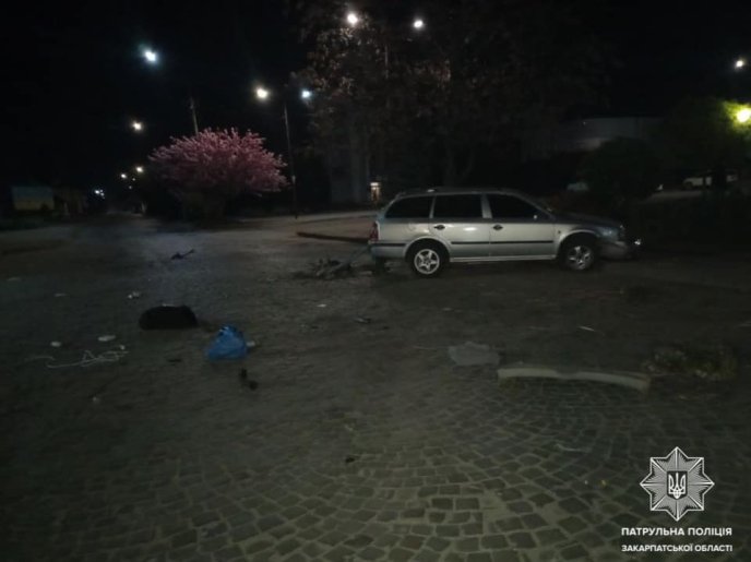 П’яний водій у Чопі скоїв ДТП: пошкодив дорожній знак, електроопору та два дерева – 03