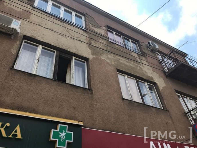 У Мукачеві на голови людей падала штукатурка – 04