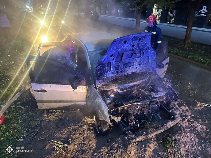 Вранці посеред вулиці загорівся легковик – 01 Пожежа в Ужгороді