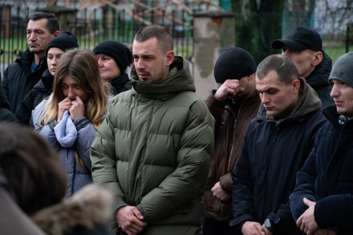 Раніше працював за кордоном: на Закарпатті поховали молодого військового – 06