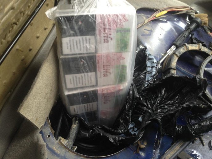 Чоловік позбувся на кордоні автомобіля, намагаючись перевезти майже 150 пачок сигарет – 02