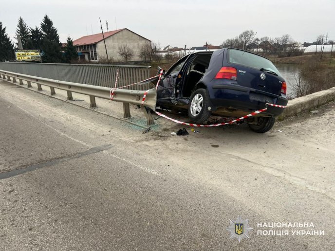 Водій у стані сп’яніння в’їхав в огорожу на мосту: одна жінка у реанімації – 01