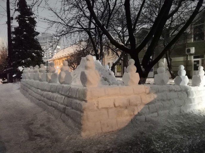 В Ужгороді чоловік змайстрував незвичний паркан. Містяни вражені – 01