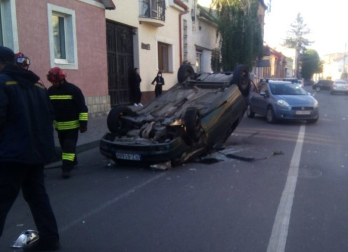 Рятувальники визволяли водія із потрощеної машини – 02