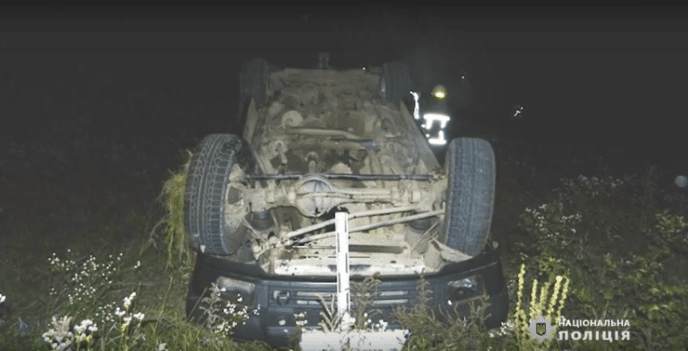 Смертельна ДТП: машина злетіла в провалля і перекинулася – 03