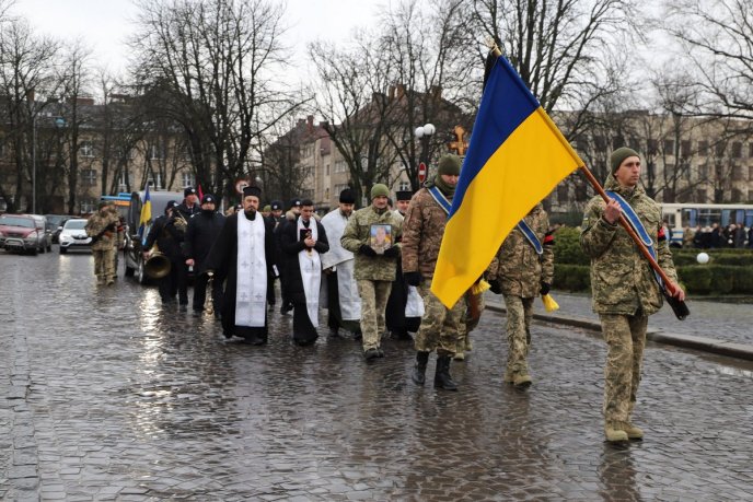 Життя обірвала ворожа куля: на Закарпатті поховали військового – 07