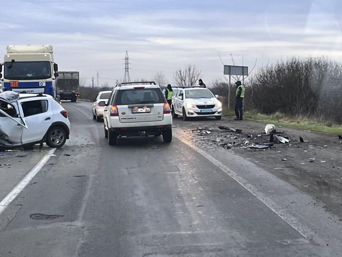 Поблизу села Зняцьово сталась аварія. Постраждало троє людей – 01