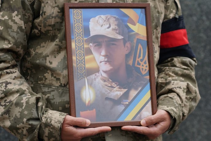 У чоловіка залишилися дружина і троє синів: в обласному центрі поховали захисника – 02