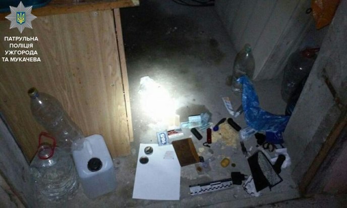 Патрульні Ужгорода затримали чоловіка під час вживання наркотиків – 04