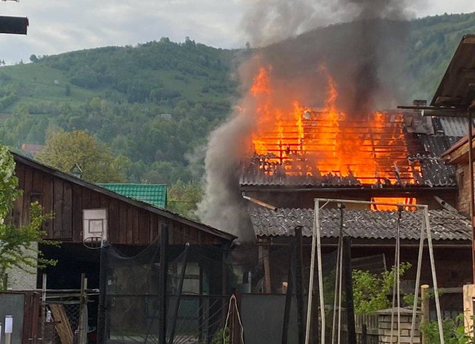 Велика пожежа у Закарпатті: горів двоповерховий будинок – 01 Велика пожежа у Закарпатті: горів двоповерховий будинок – 01