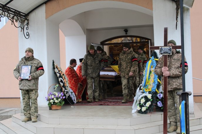 Закарпатця, який загинув на Донеччині, зустріли «живим» коридором – 02