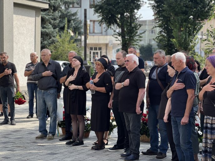 Провели в останню путь воїна, який з перших днів повномасштабного вторгнення захищав Україну – 05 Провели в останню путь воїна, який з перших днів повномасштабного вторгнення захищав Україну – 05