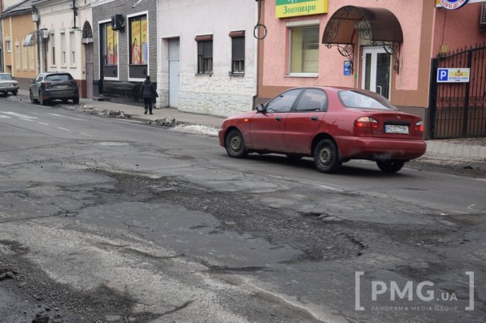Яма на ямі: дороги Мукачева вкриті вибоїнами – 07