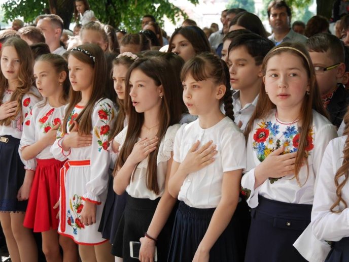 Як у лінгвістичній гімназії в Ужгороді останній дзвоник проходив – 01 Як у лінгвістичній гімназії в Ужгороді останній дзвоник проходив – 01
