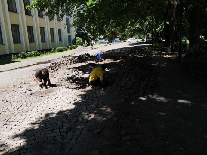 В Ужгороді закінчують довготривалий ремонт на вулиці Антонівській – 16