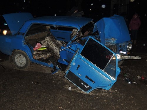У Берегові п’яний водій на великій швидкості врізався у дерево. Жінка та двоє дітей у реанімації (ФОТО) – 06