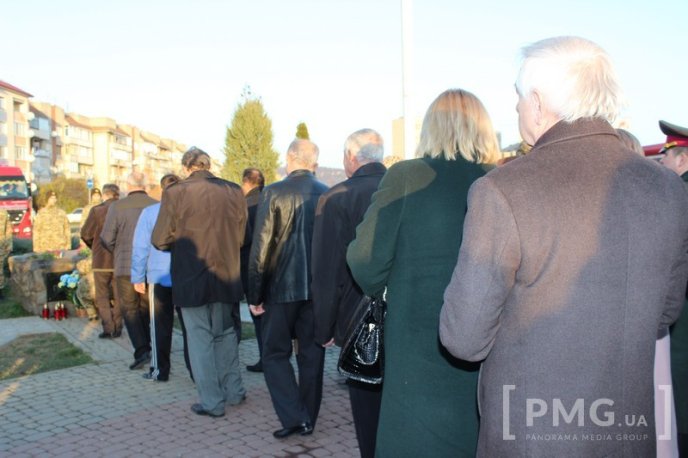 У третю річницю Євромайдану мукачівці вшанували пам’ять Героїв Небесної Сотні – 12