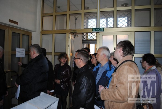 Пікет під Мукачівським міським управлінням Державного казначейства: закриті двері та зниклий керівник (ФОТО,ВІДЕО) – 12 Пікет під Мукачівським міським управлінням Державного казначейства: закриті двері та зниклий керівник (ФОТО,ВІДЕО) – 12