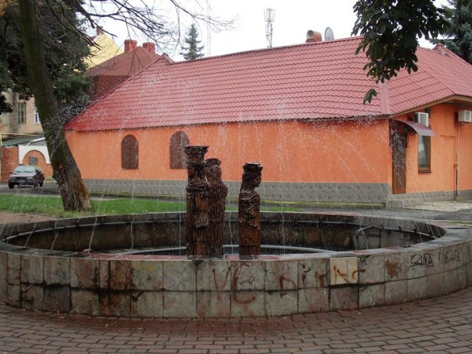 У центрі Мукачева демонтують фонтан – 01