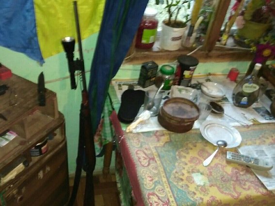 Стрілянина на Рахівщині: поліцейські знайшли у п’яного чоловіка рушниці, ножі, гранати, патрони та оптичні приціли – 01 Стрілянина на Рахівщині: поліцейські знайшли у п’яного чоловіка рушниці, ножі, гранати, патрони та оптичні приціли – 01