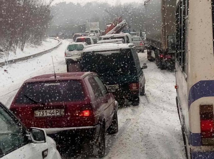 Транспортний колапс на трасі між Ужгородом та Мукачевом: рух на автошляху ускладнений – 02